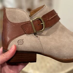 Born leather ankle boots, great for autumn weather. Can fit 9.5 to smaller 10